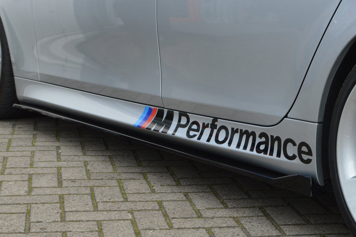 Seitenschweller aus ABS für BMW 5er E60 E61 M-Paket und M5, Ingo Noak Tuning, schwarze Karosserie-Teile auf Auto.