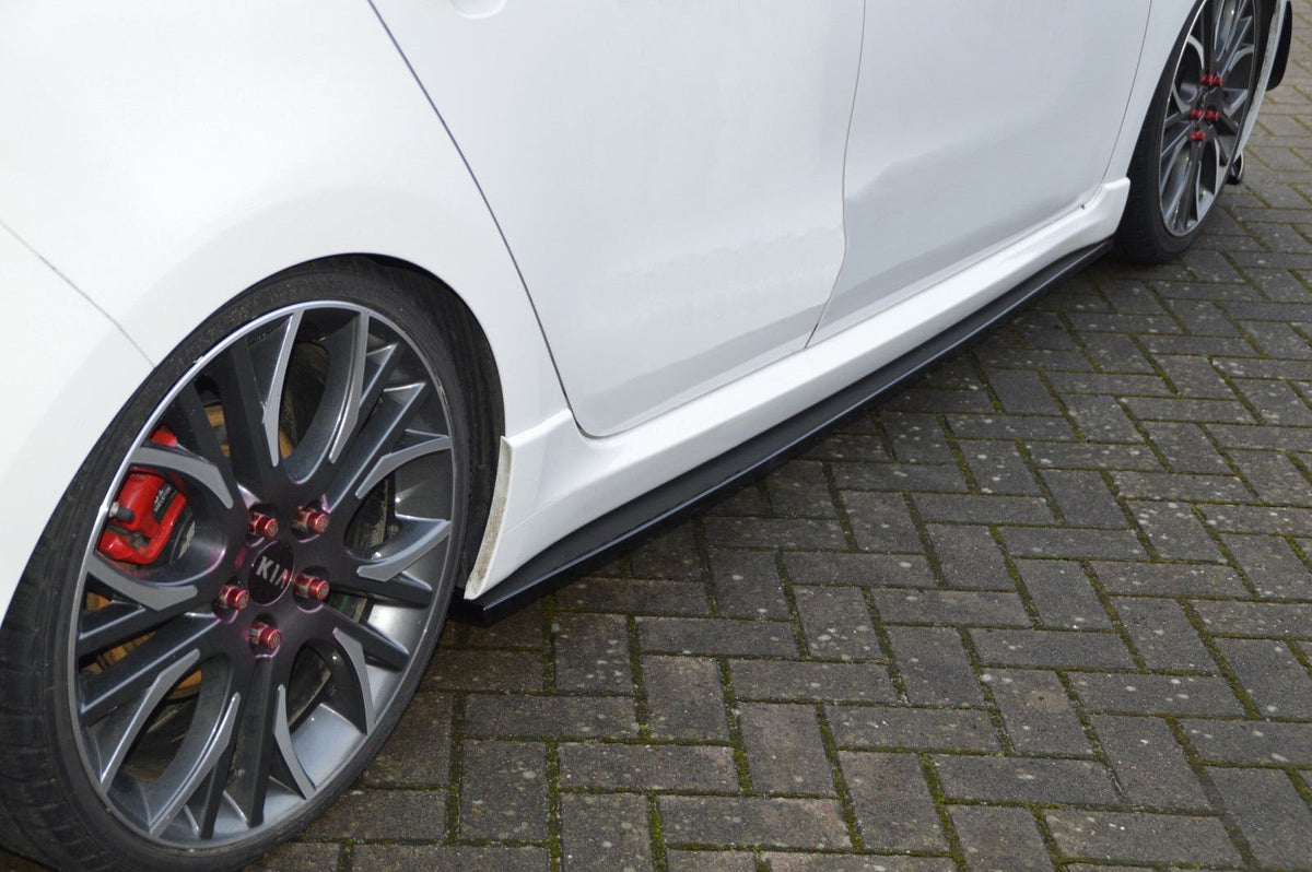 Seitenschweller im Cup Look für Ford S-Max Titanium 2010-2014, Ingo Noak Tuning, sichtbare Seitenteile am Fahrzeug.