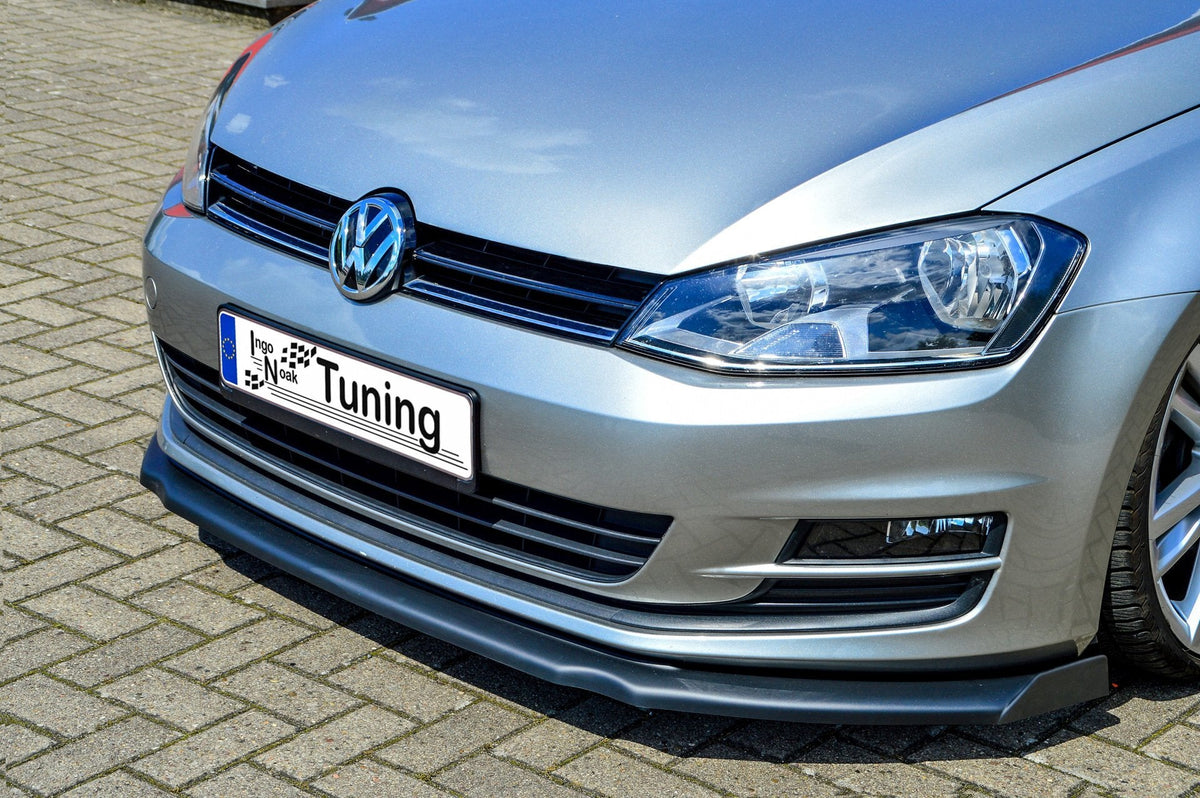 VW Golf 7 AU Frontspoilerlippe mit Wing von Ingo Noak Tuning, aerodynamisches Auto-Upgrade, sichtbarer Spoiler und Wing in der Abbildung