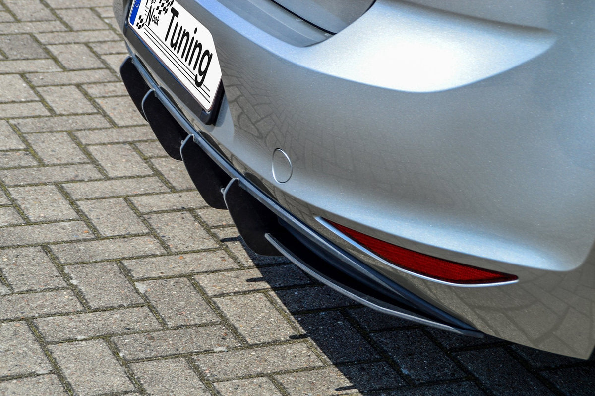 Bodykit für VW Golf 7 Standard von Ingo Noak Tuning, zeigt Stoßfänger, Seitenschweller und Heckschürze in schwarzer Optik.