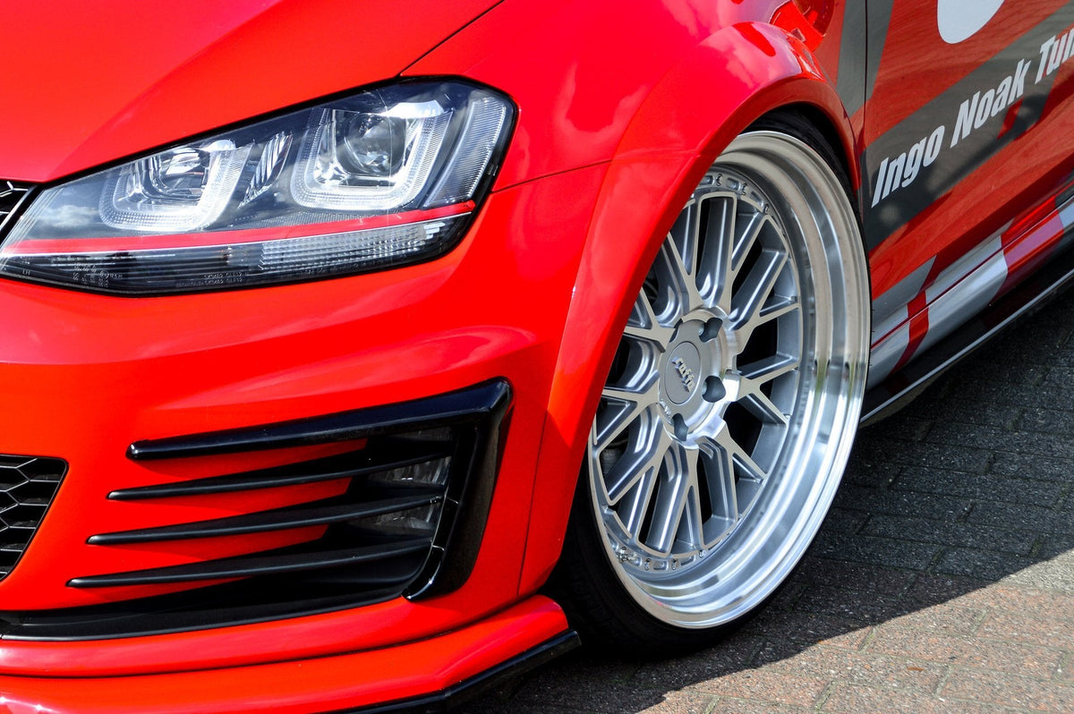 Breiter Kotflügel-Verbreiterungssatz aus ABS für VW Golf 7 GTI, passend für Ingo Noak Tuning, zeigt die montierten Seitenteile