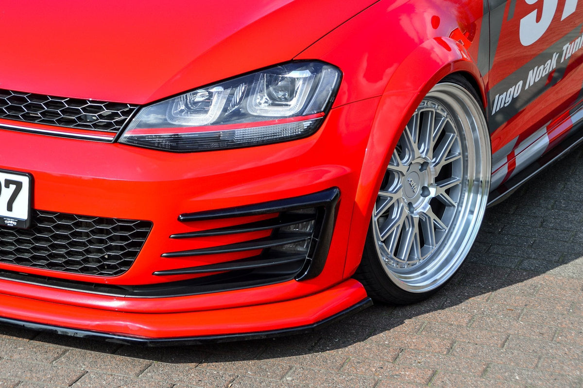 Blenden für NSW im Clubsport Design aus ABS, passend für VW Golf 7 GTI, von Ingo Noak Tuning, sichtbar auf dem Fahrzeug.
