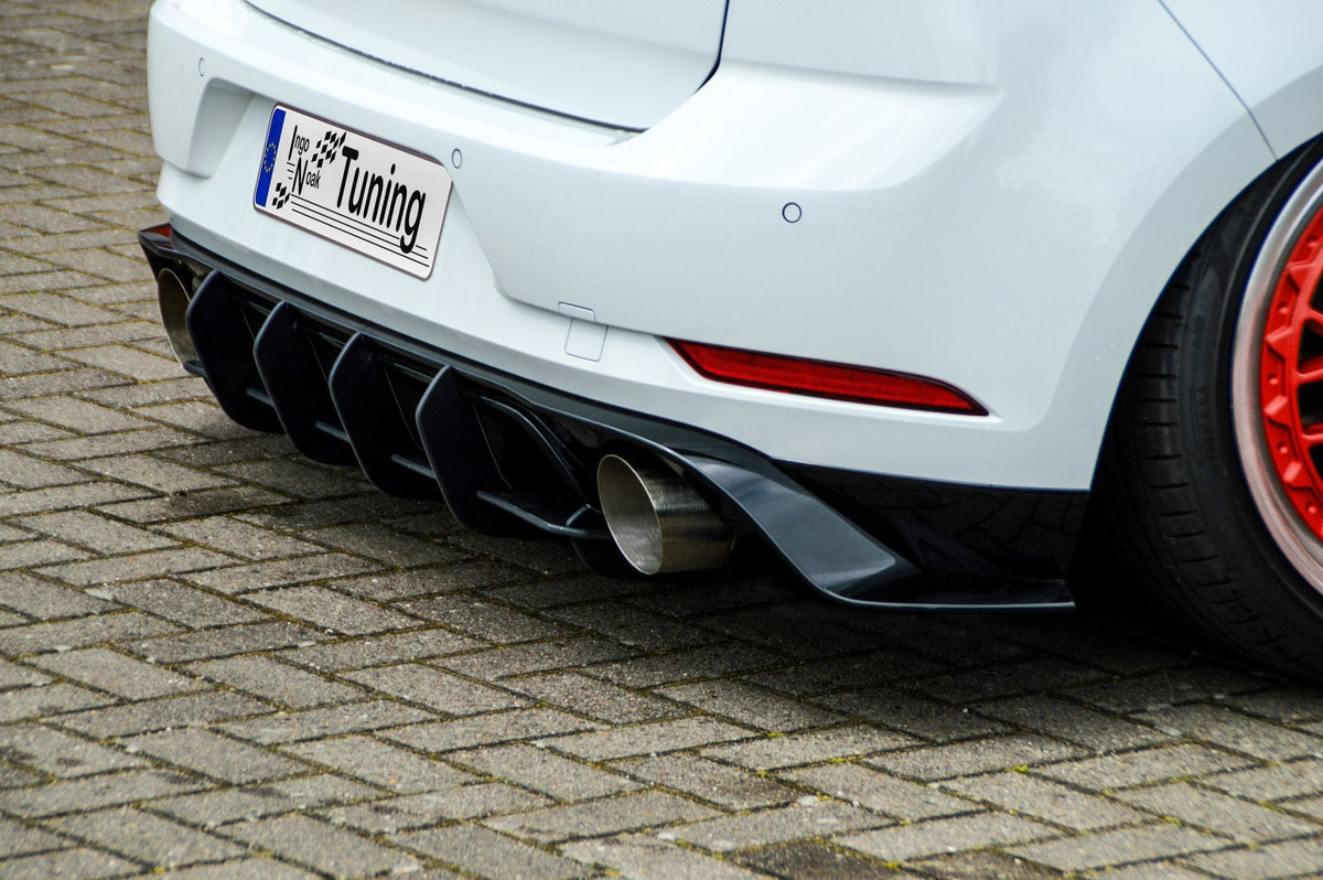 Racing Heckansatz Diffusor für VW Golf 7 GTI TCR, schwarzes Tuning-Teil, aus Carbon gefertigt, mit aerodynamischem Design.