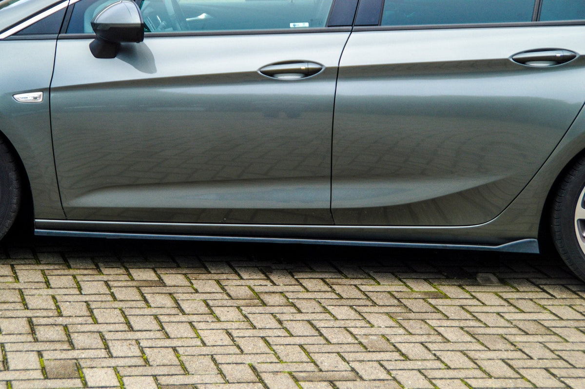 Seitenschweller für Opel Astra K von Ingo Noak Tuning, schwarze Kunststoffteile, anschauliche Detailaufnahme