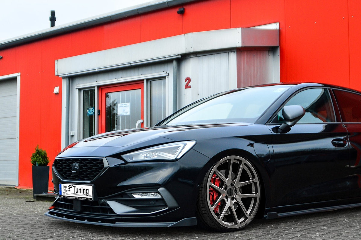 Frontspoilerlippe mit Wings für Seat Leon KL +ST von Ingo Noak Tuning, sichtbar auf der Motorhaube und Stoßstange.