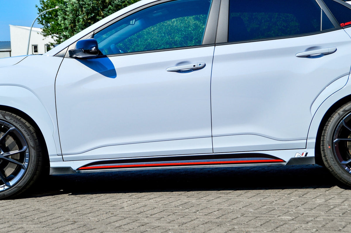 Bodykit für Hyundai Kona N ab 2020, inklusive Stoßfänger und Seitenschweller, von Ingo Noak Tuning, auf Fahrzeugmontage.