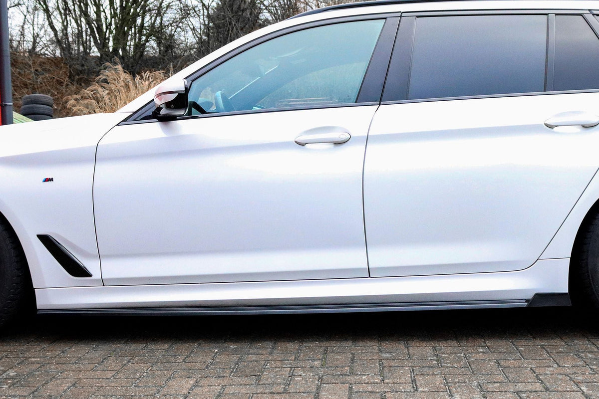 Seitenschweller mit Wings für BMW 5er G30 G31 M-Paket, Ingo Noak Tuning, schwarze Seitenverkleidung hinten am Fahrzeug