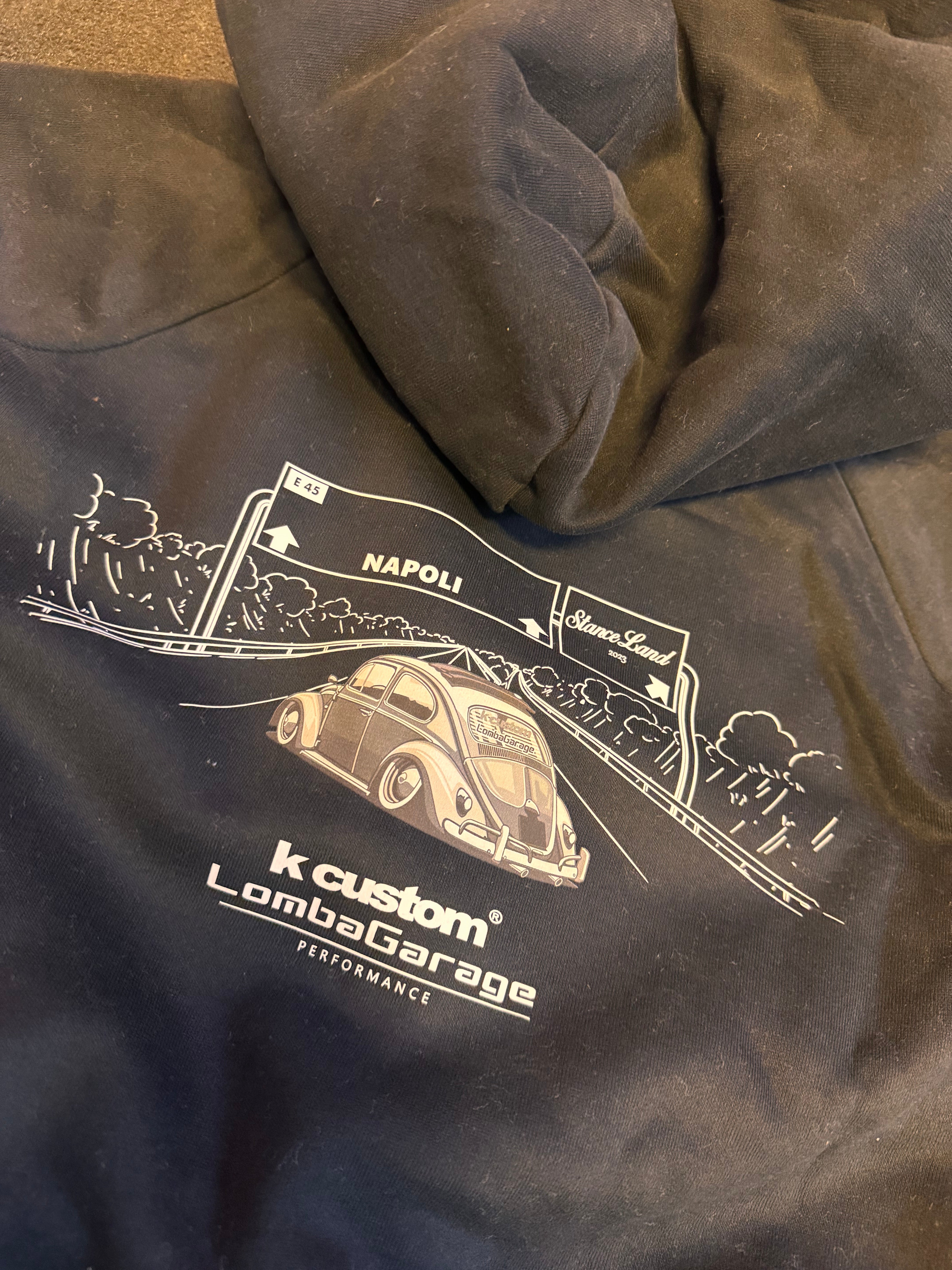 OVERSIZE CROP - Kapuzenpullover - black mit Käfer Print