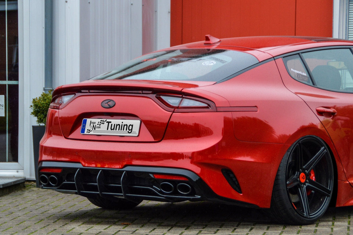 Gefräster Heckansatz für Kia Stinger CK von Ingo Noak Tuning, aus robustem Material, zeigt detaillierte Verarbeitung und Passgenauigkeit.