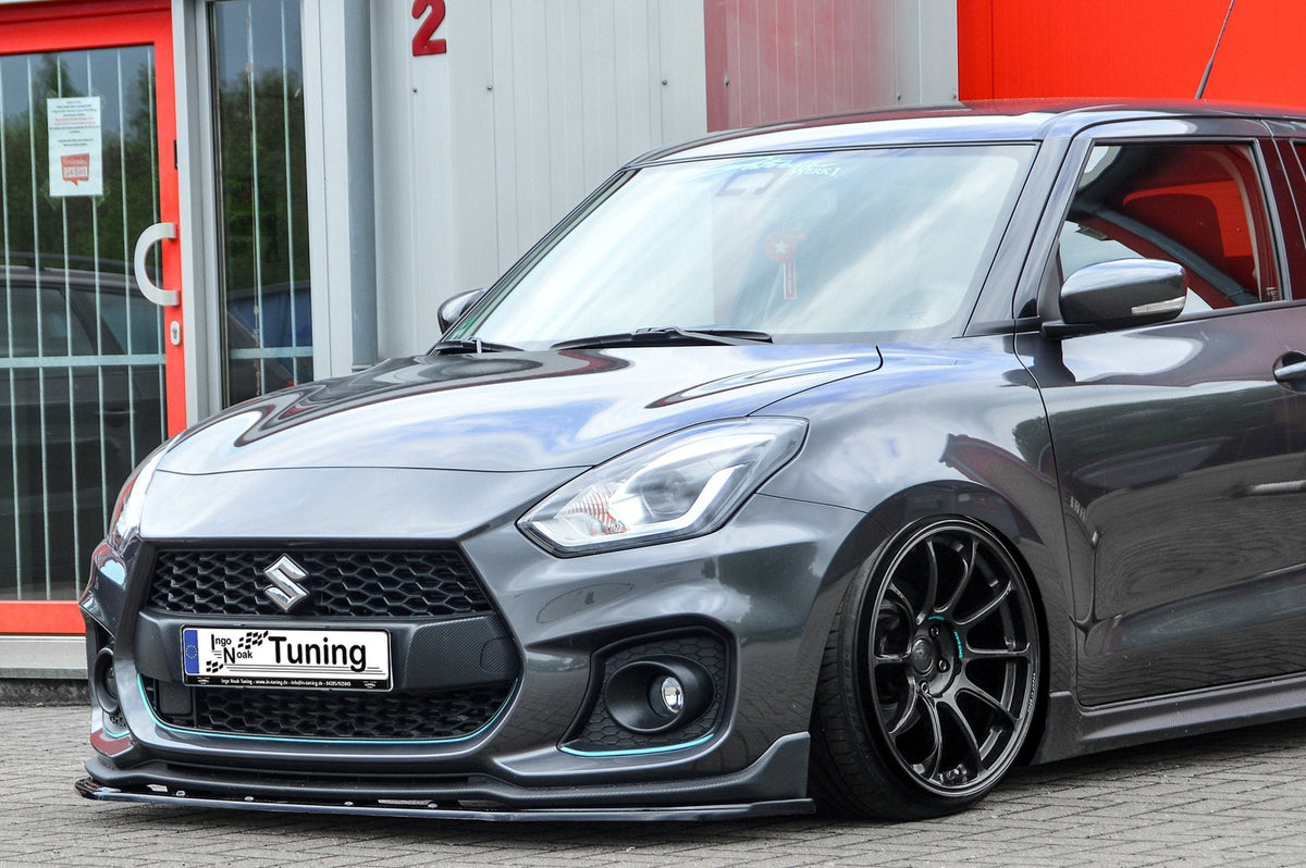 Schwarze ABS-Cuplippeaus für Suzuki Swift Sport RZ/AZ, von Ingo Noak Tuning, sichtbar auf dem Fahrzeug.