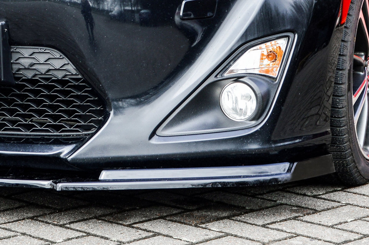Frontspoilerlippe für Toyota GT86 von Ingo Noak Tuning, darunter eine schwarze Kunststofflippe für sportliches Design