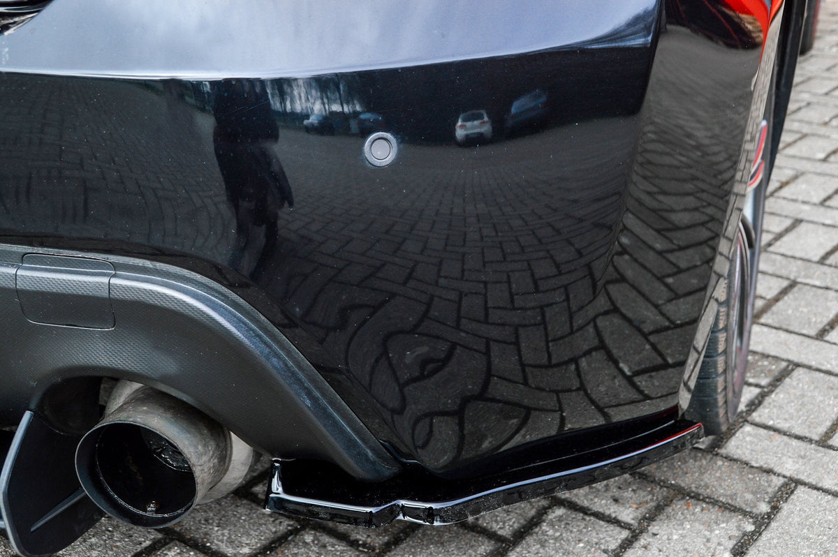 Seitliche Heckansatz Seitenteile für Toyota GT86 ZN von Ingo Noak Tuning, aus schwarzem Kunststoff, auf Fahrzeug montiert