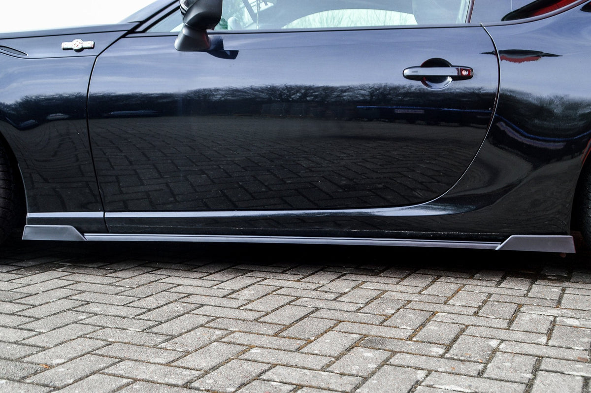 Seitenschweller mit Wing vorne und hinten für Toyota GT86, Ingo Noak Tuning, glänzendes Karosseriedetail, sportliches Design