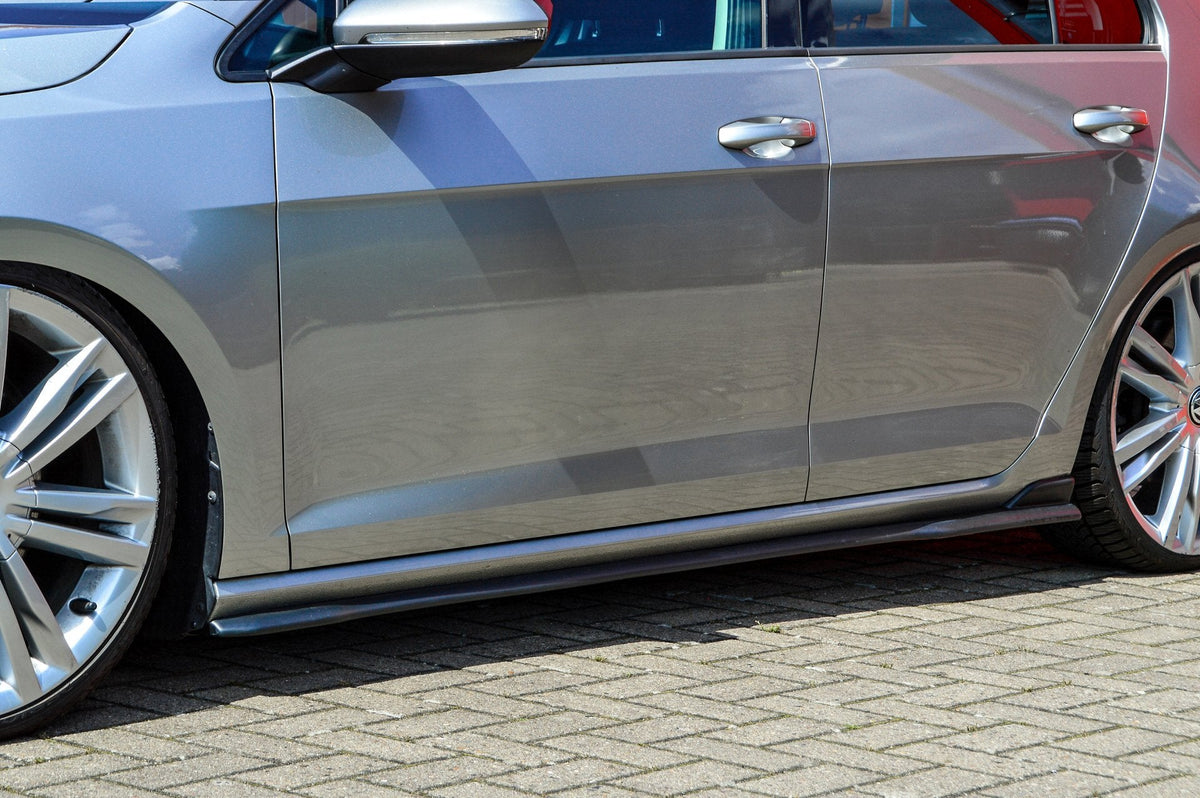 Seitenschweller für VW Golf 7 Standard von Ingo Noak Tuning, sichtbarer Teil des schwarzen Karosserie-Designs