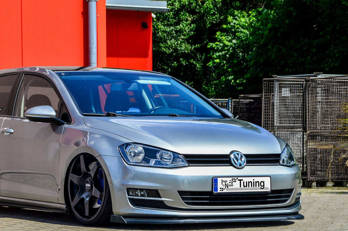 Frontspoilerlippe mit Wing für VW Golf 7 AU von Ingo Noak Tuning, sichtbar auf der Fahrzeugfront.
