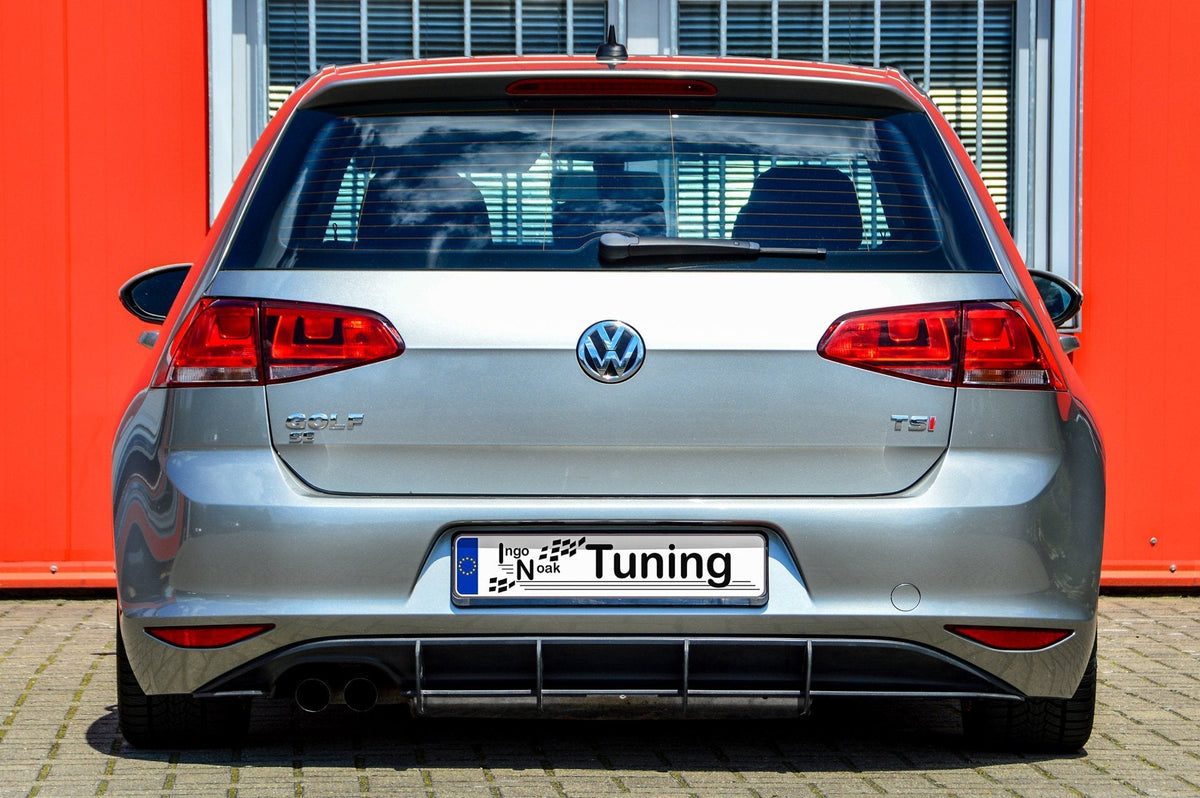Ingo Noak Tuning Bodykit für VW Golf 7 Standard, inklusive Front- und Seitenschürzen, in hochwertigem Design sichtbar.