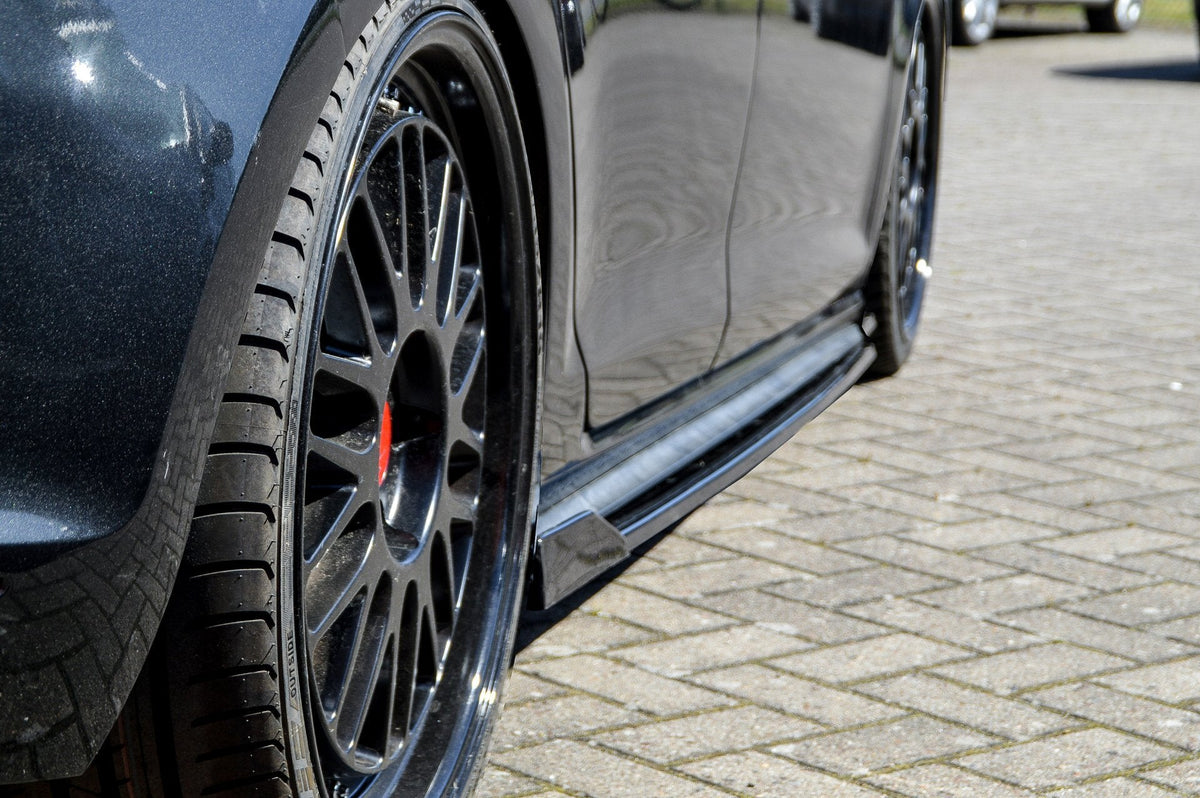 Seitenschweller mit Wing für VW Golf 7 GTI GTD von Ingo Noak Tuning, aus hochwertigem Kunststoff, im Fahrzeug montiert.