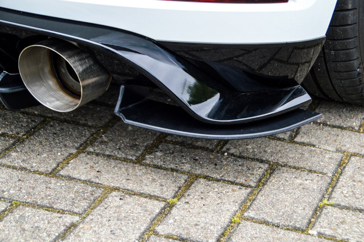 Racing Heckansatz Diffusor mit Seitenteilen für VW Golf 7 GTI TCR, in Wagenfarbe, aus Carbon, sportliches Design.