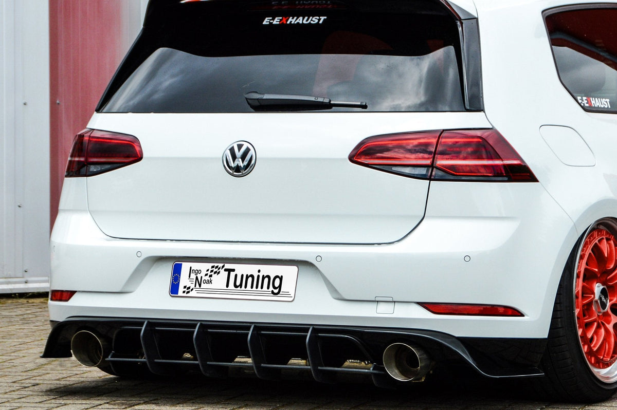 Racing Heckansatz Diffusor für VW Golf 7 GTI TCR, schwarzes Tuning-Teil von Ingo Noak Tuning, sichtbar auf Auto.