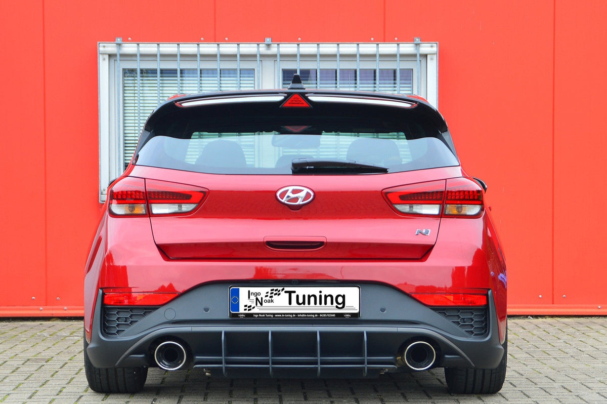 Racing-Heckansatz für Hyundai i30N Facelift, schwarzes Tuning-Teil von Ingo Noak Tuning, sichtbar an der Fahrzeugheckpartie