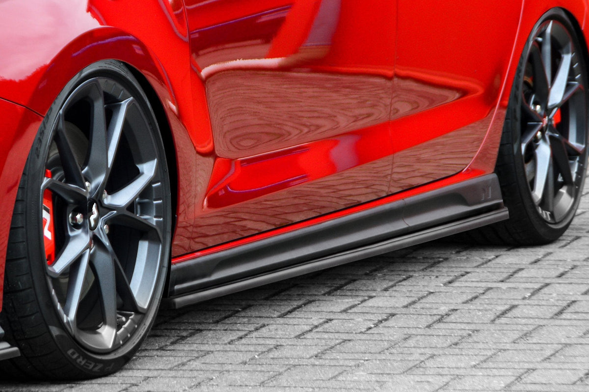 Seitenschweller für Hyundai I30N Facelift von Ingo Noak Tuning, schwarzes Edelstahl-Design, passgenau und sportlich.