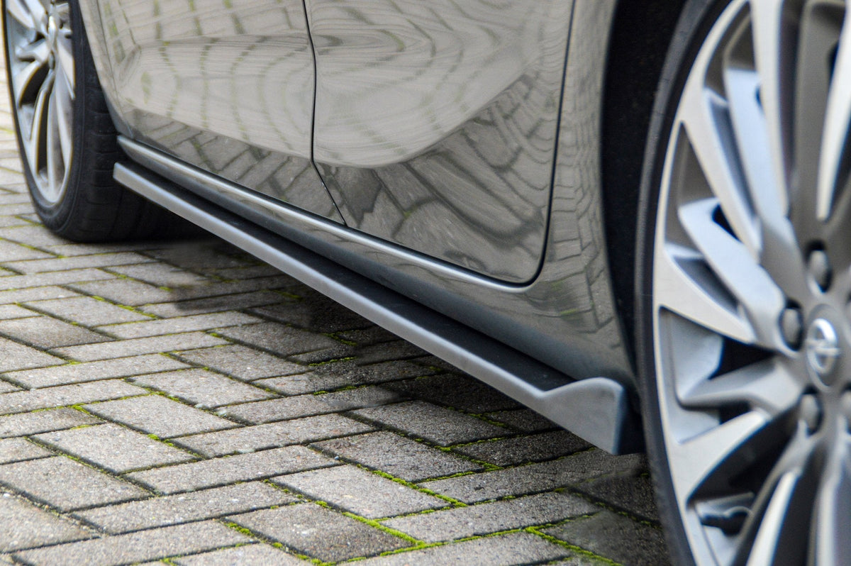 Seitenschweller für Opel Astra K von Ingo Noak Tuning, schwarzes Auto mit schwarzen Seitenschwellern, Blick auf die Fahrzeugseite