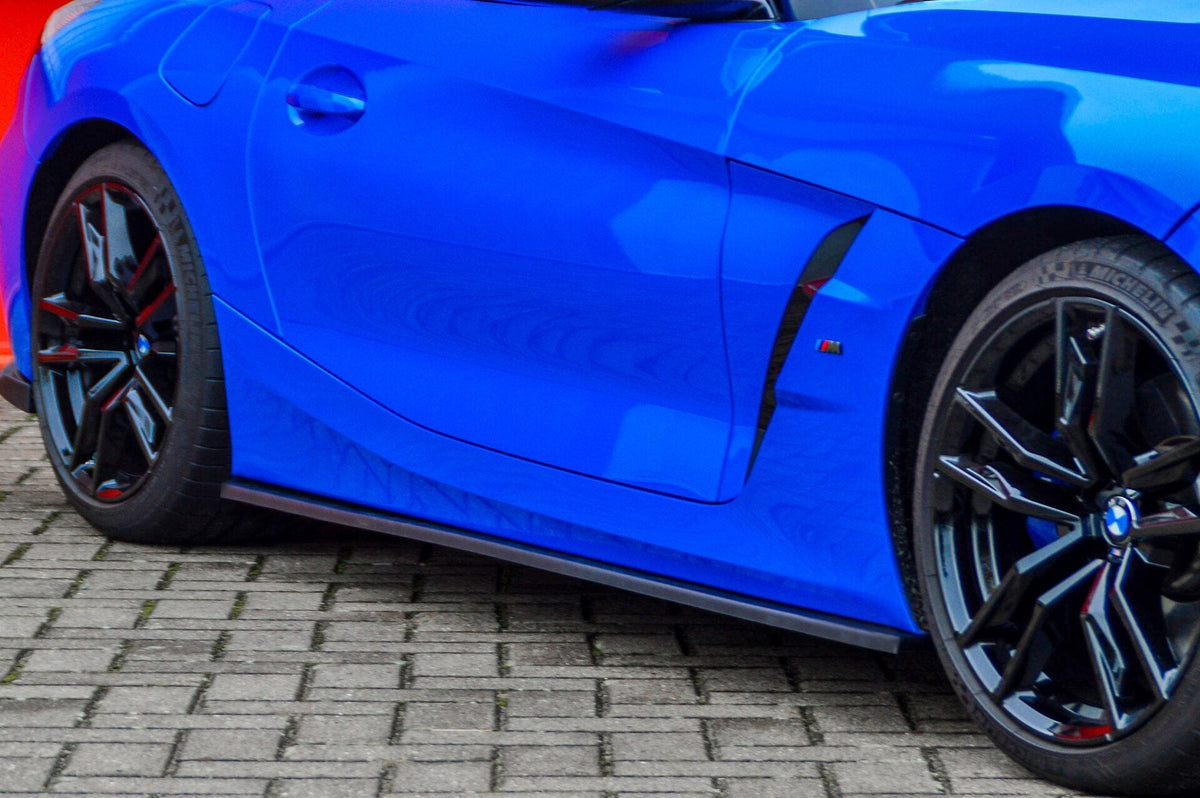 Seitenschweller für BMW Z4 G29 M-Paket von Ingo Noak Tuning, schwarzes Tuning-Teil, sichtbare Oberfläche und Befestigungspunkte