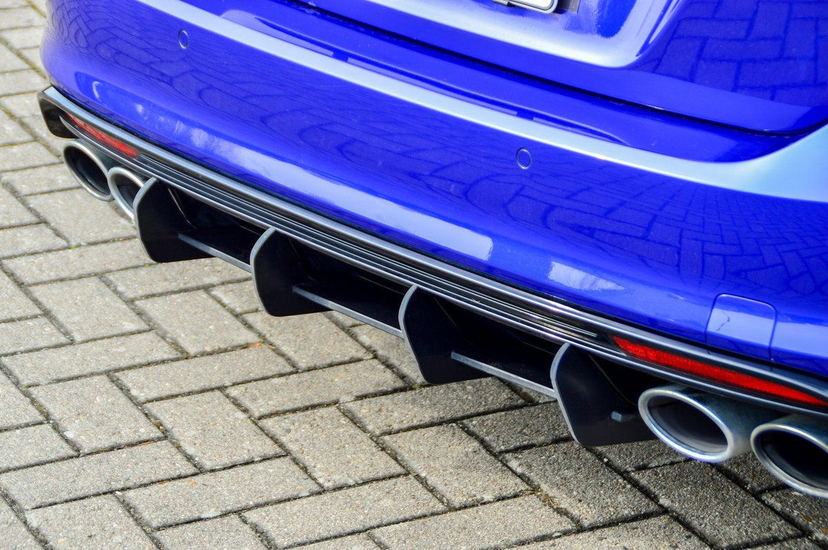 Racing Heckansatz Diffusor für VW Golf 7 R Variant Vorfacelift, schwarzes Tuning-Teil von Ingo Noak Tuning, sichtbar auf dem Fahrzeug.