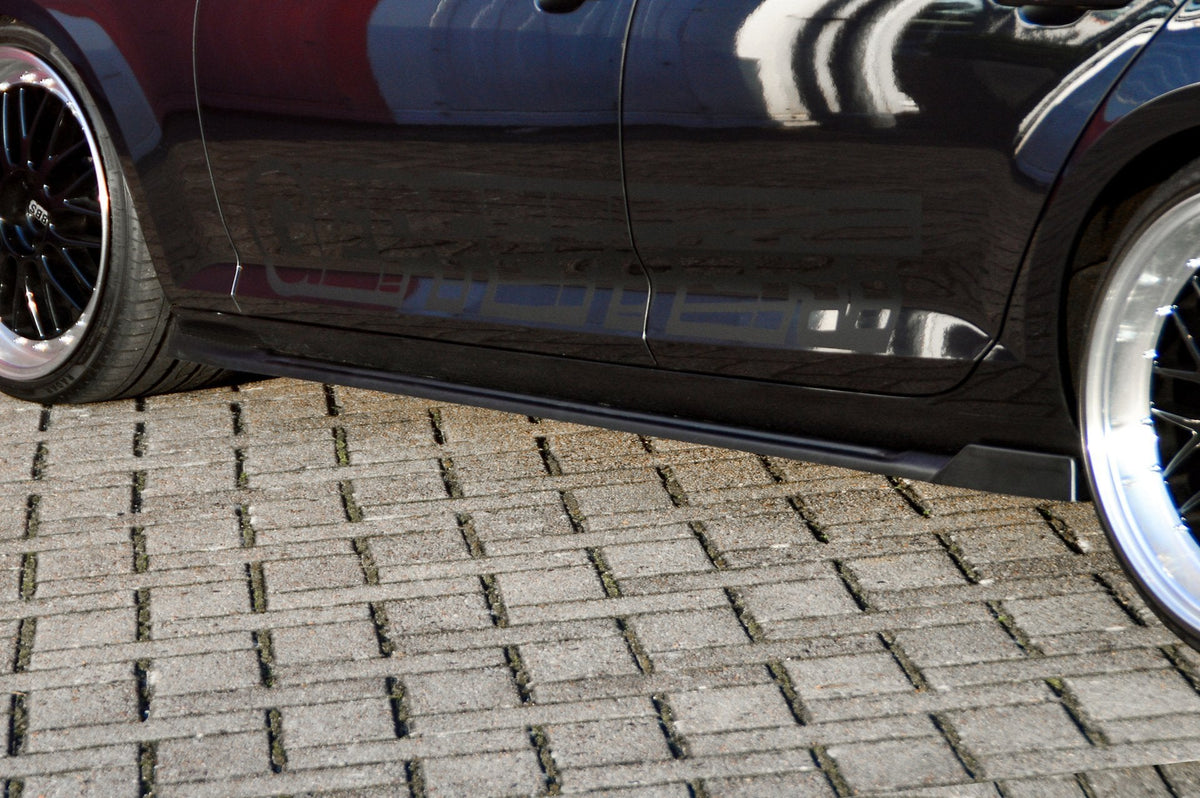 Seitenschweller mit Wings hinten für Audi A4 B9, Ingo Noak Tuning, schwarze Kunststoffteile, detaillierte Fahrzeugoptik