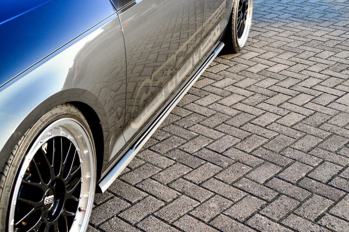 Seitenschweller für Audi A4 B9 von Ingo Noak Tuning, schwarze Kunststoff-Optik, detailreiche Montageansicht