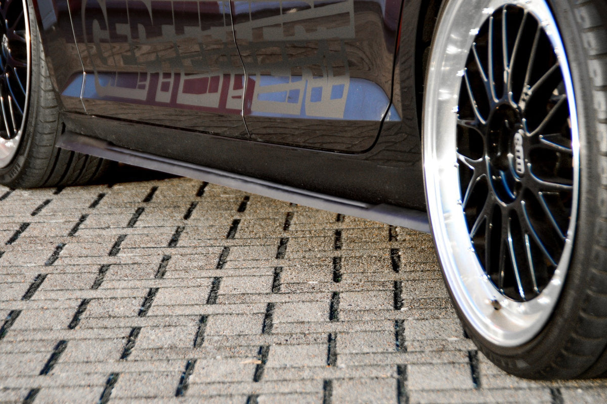 Seitenschweller für Audi A4 B9 von Ingo Noak Tuning, schwarzer Kunststoff, sichtbar an den Seiten des Fahrzeugs