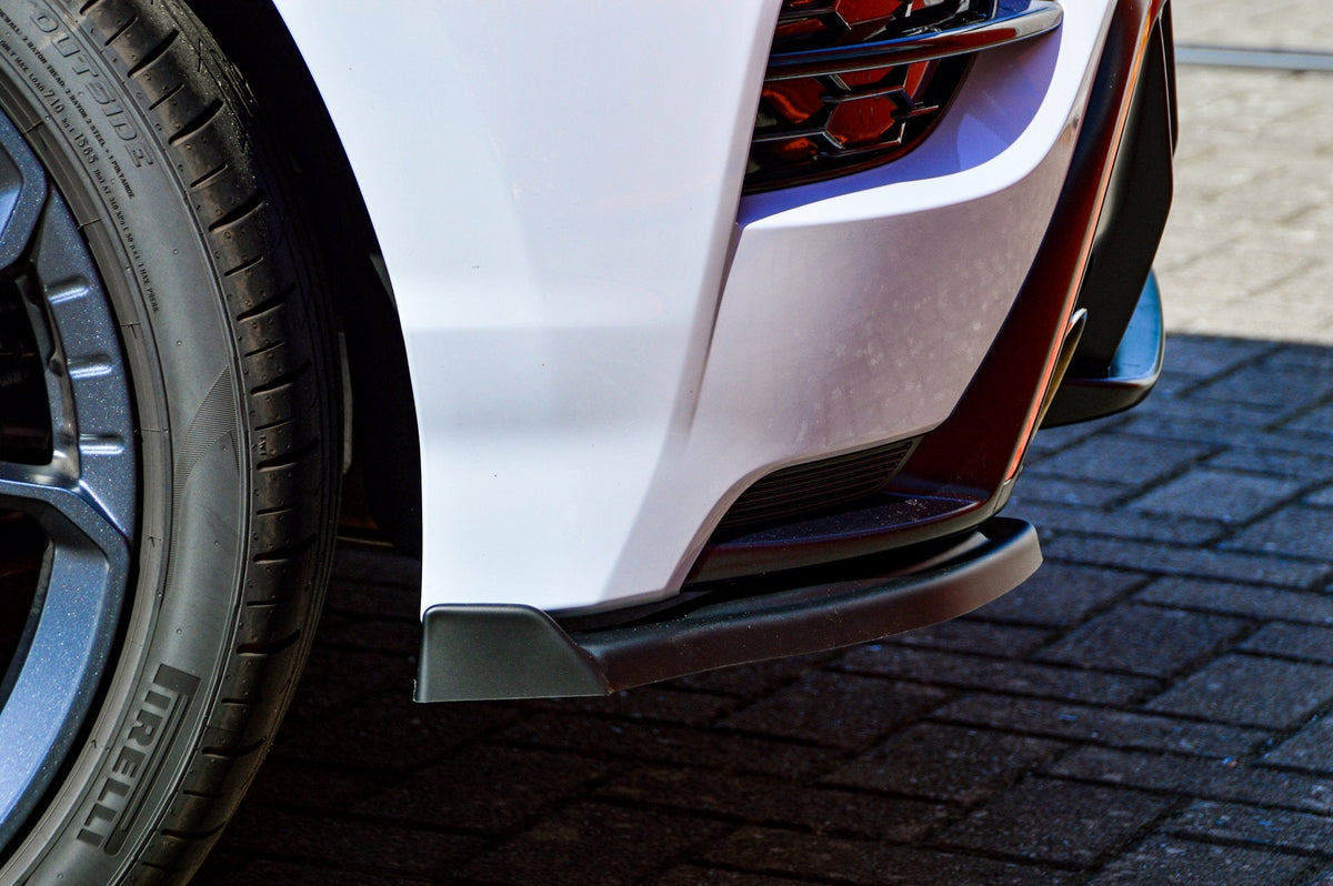 Ingo Noak Tuning Bodykit für Hyundai Kona N ab 2020, sportliches Front- und Seitenschweller-Design, sichtbar auf dem Auto.