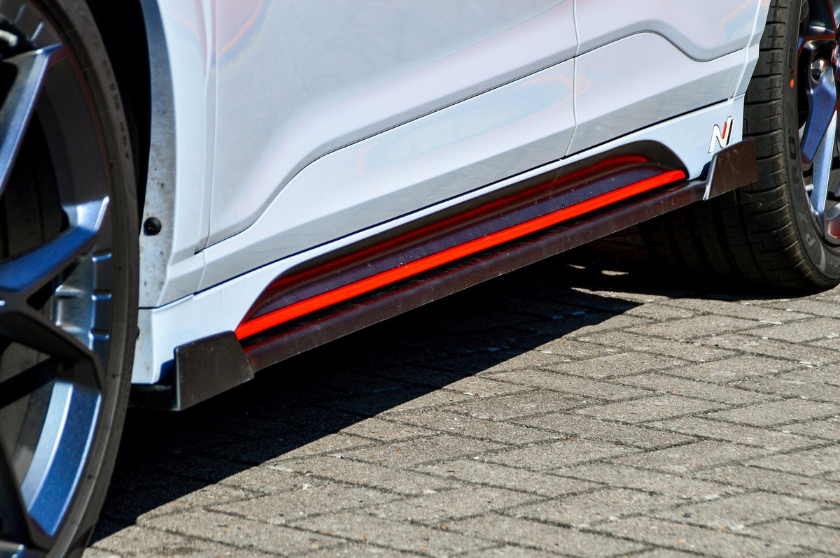 Ingo Noak Tuning Bodykit für Hyundai Kona N ab 2020, sichtbar mit Frontstoßstange, Seitenschweller und Heckdiffusor.