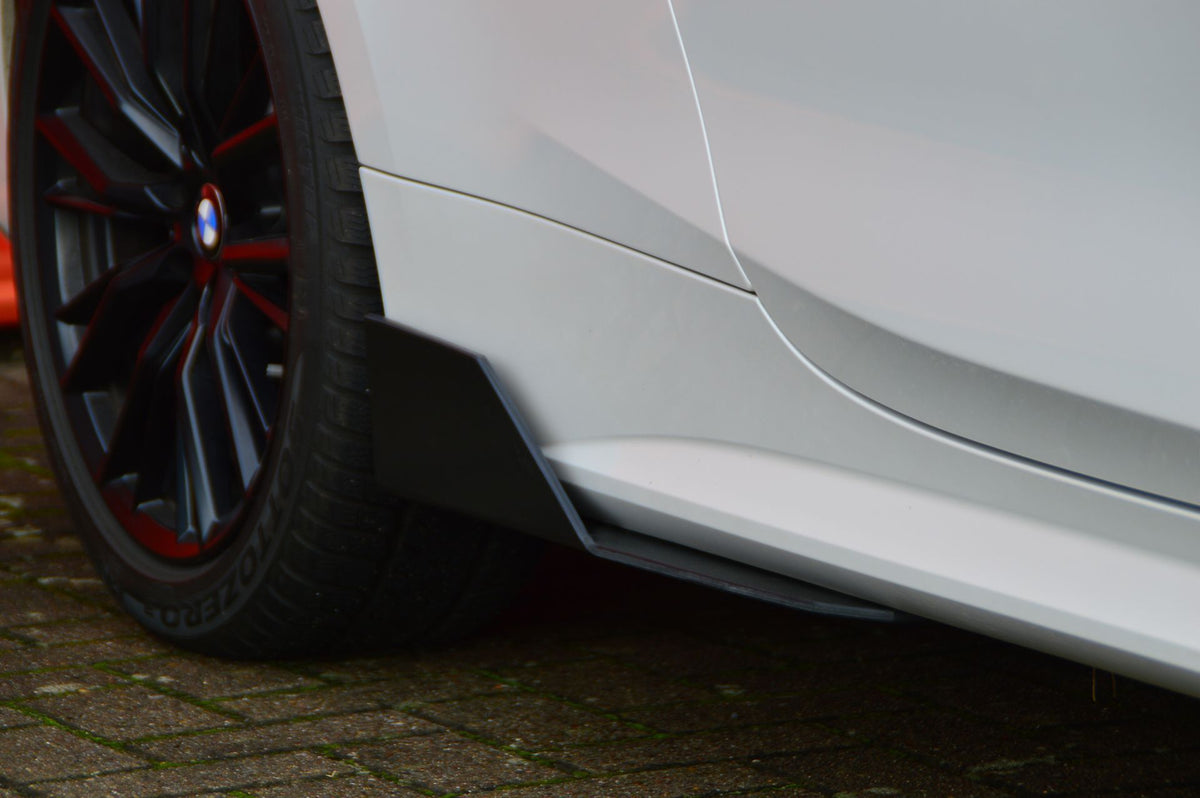 Gefräster Seitenschweller-Wing aus ABS für BMW 4er G22 G23 ohne M-Paket, Ingo Noak Tuning, zeigt den schwarzen Fahrzeugseitenschweller