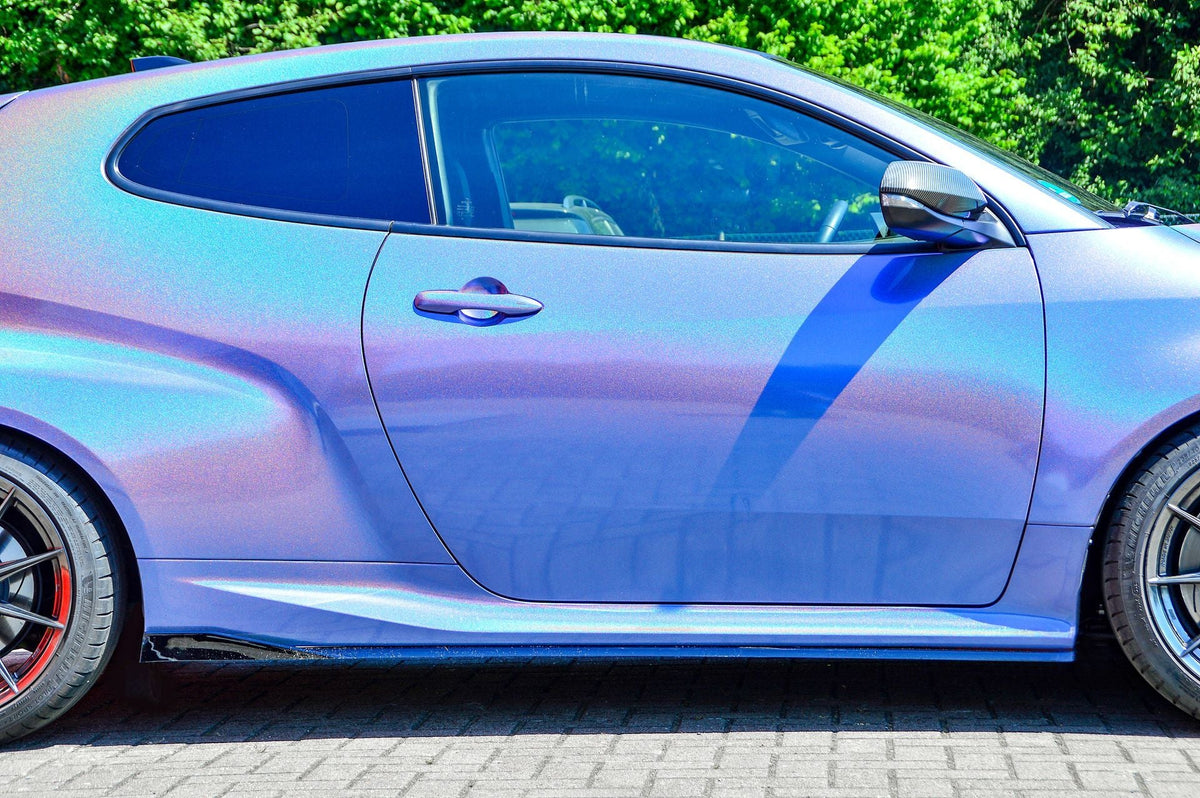 Seitenschweller mit Wings hinten für Toyota Yaris GR, schwarzes Tuning-Teil von Ingo Noak Tuning, auf Fahrzeug montiert