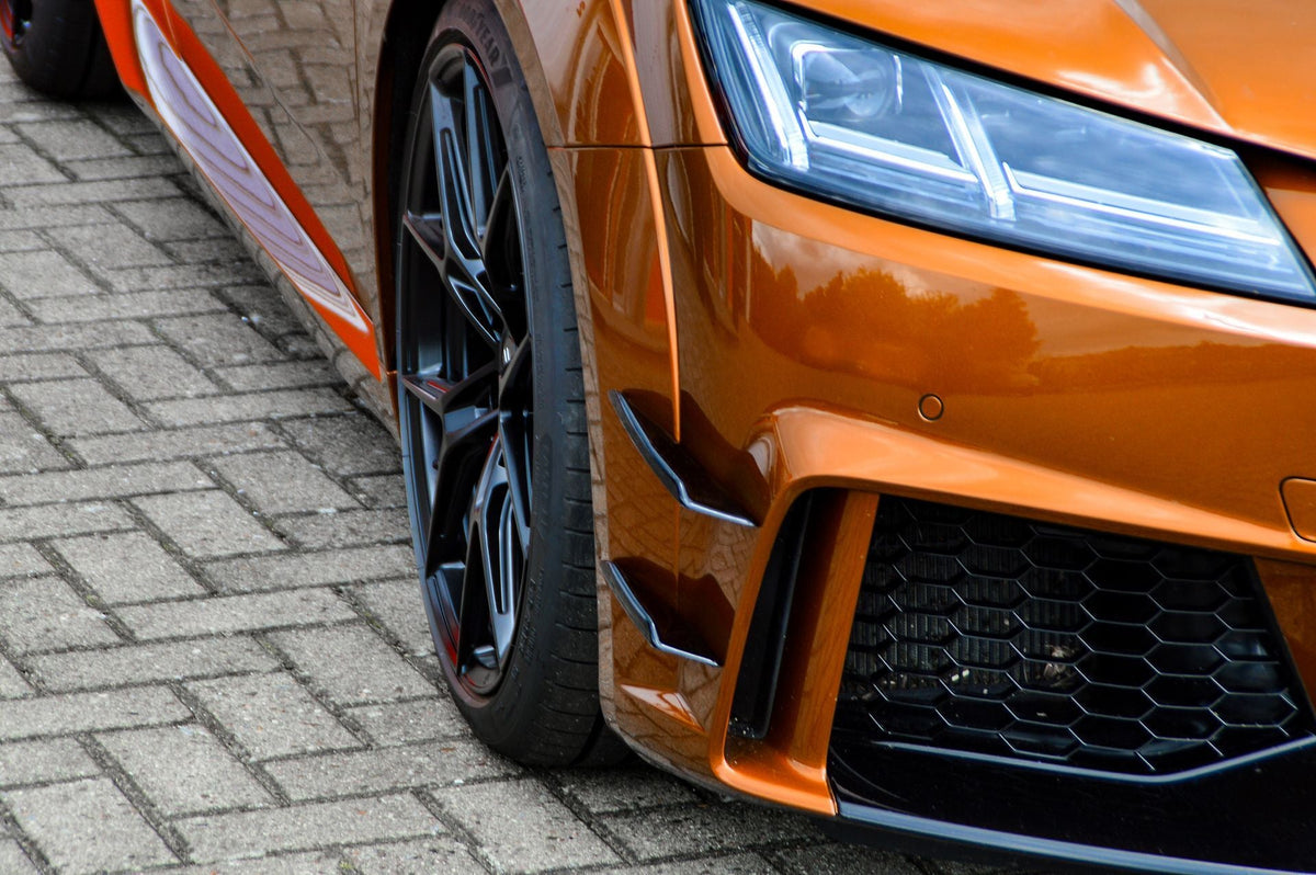 ABS-Spoilerflaps für Audi TT RS 8S Vorfacelift von Ingo Noak Tuning, sichtbar auf dem Auto montiert, in der Nähe der Karosserie.