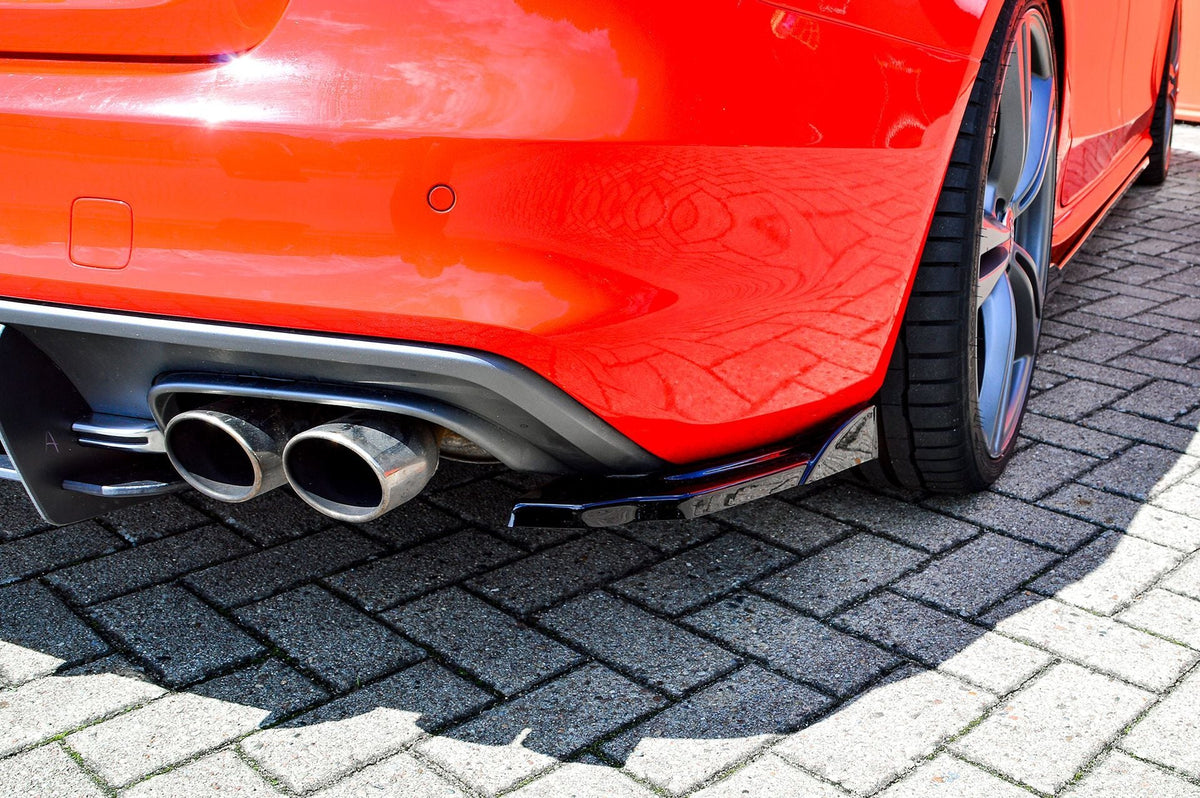 Seitenteile mit Wings für Audi S4 B8, Heckansatz von Ingo Noak Tuning, sichtbare aerodynamische Seitenteile im Fahrzeugdesign