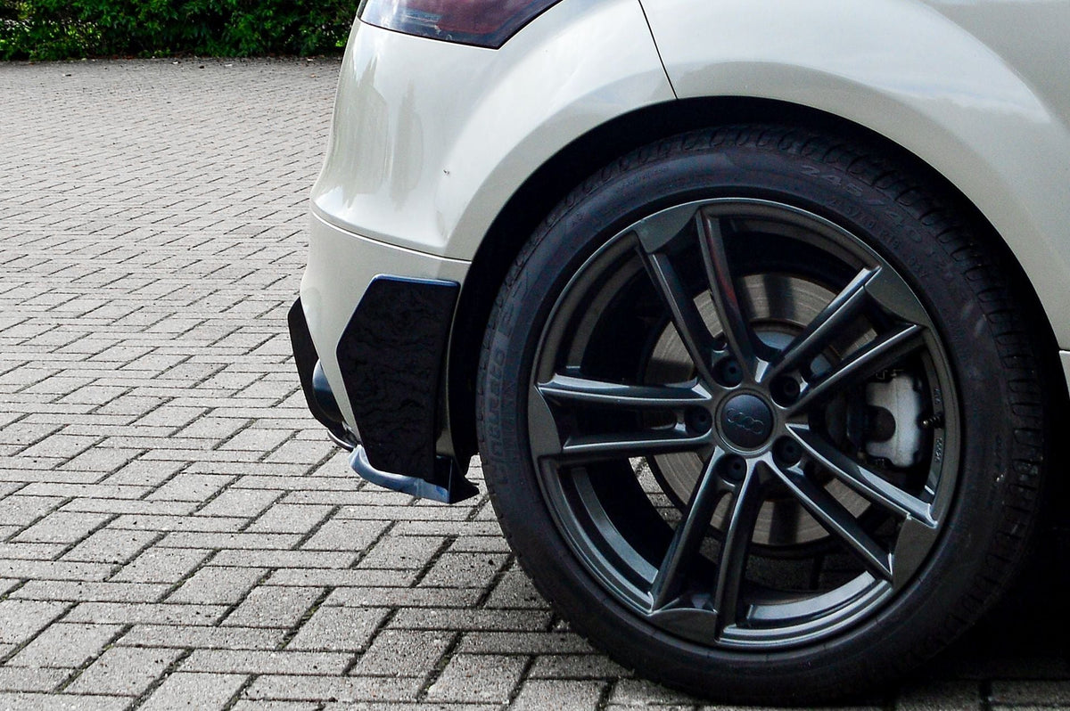 Hintere Seitenflaps aus ABS für Audi TT 8J S-Line Competition, in schwarzer Optik, montiert an der Fahrzeugseite.