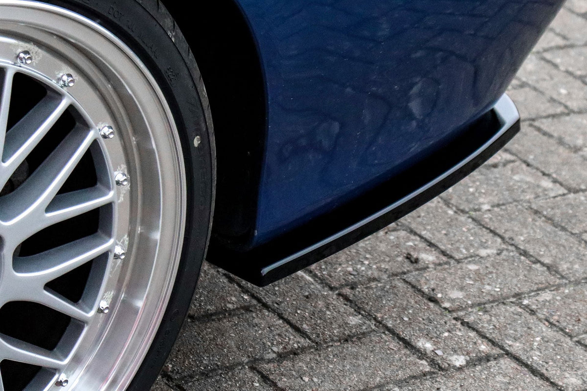 Seitenteile für BMW 5er E39 M-Paket, Heckansatz in schwarzer Farbe, von Ingo Noak Tuning, sichtbar auf dem Fahrzeug.