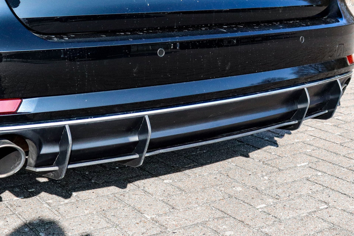 Gefräster ABS-Heckansatz für Audi A4 B9 Avant mit Endrohr links/rechts, Ingo Noak Tuning, zeigt das montierte Fahrzeugteil.