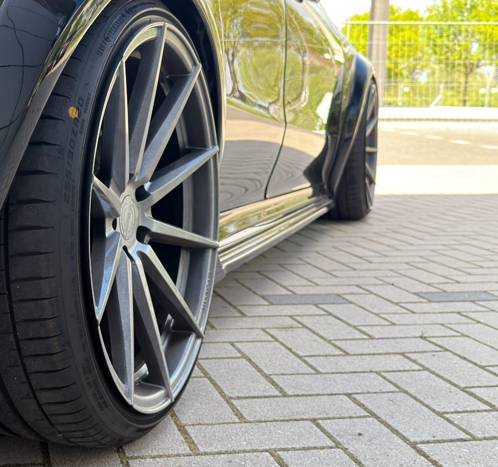 Seitenschweller mit Wing aus ABS für Mercedes CLA 35/45 AMG, Ingo Noak Tuning, schwarze Oberfläche, sportliches Design